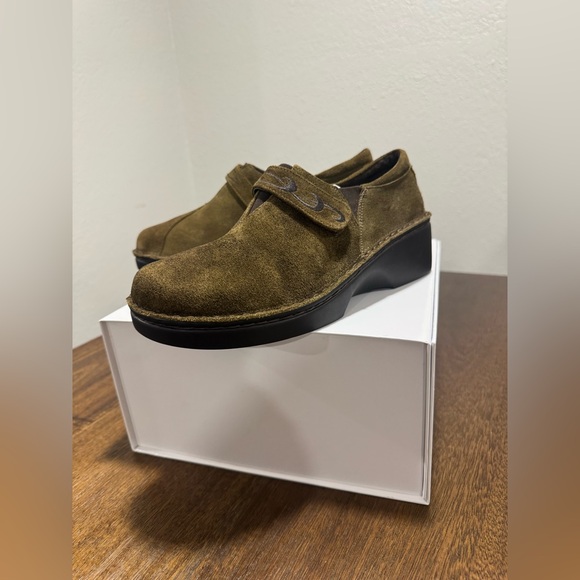 NAOT NEW Women's 9 EU 40 Olive Green Brown Suede Slip-On Mary Jane Clog Shoes - Picture 6 of 10